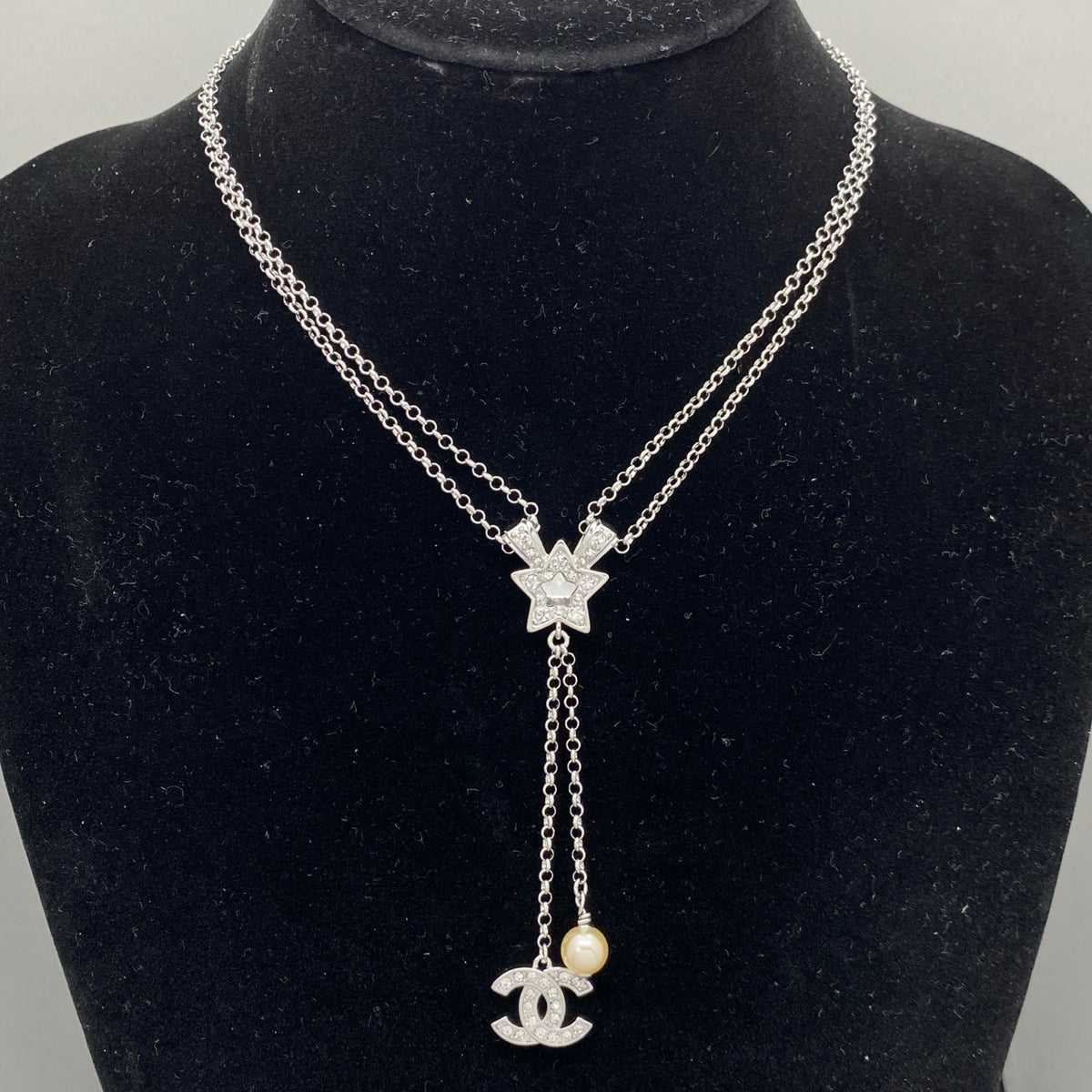 Crystal Pavé Star Lariat Necklace – Interlocking C and Lustrous Bead Drop