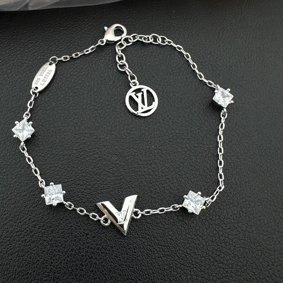 Crystal Station Bracelet – Pointed V Motif